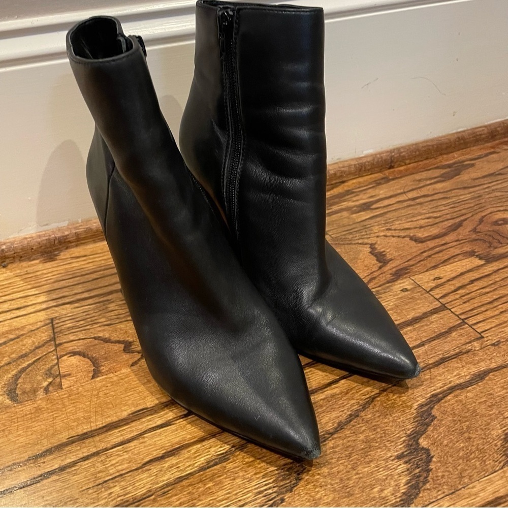 Steve Madden Black Heeled Boots Sleek Leather Design - Picture 2 of 4